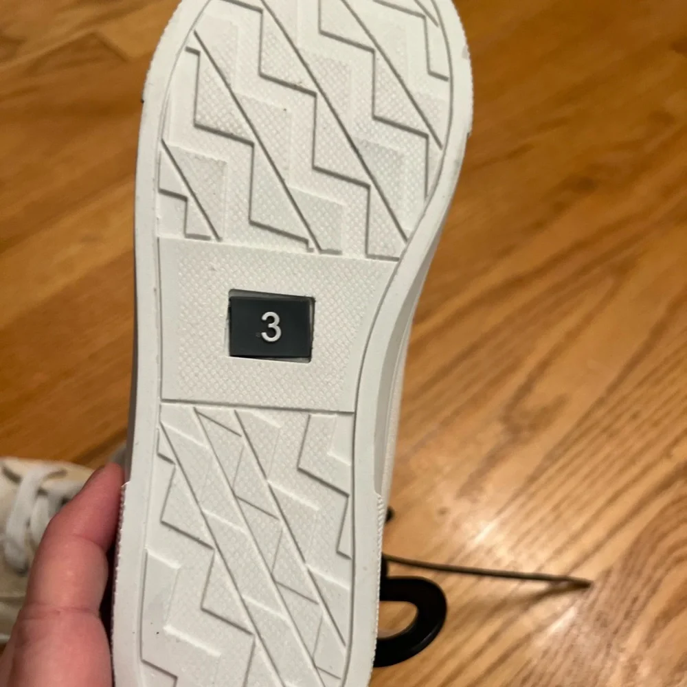 Stylish High-Top Sneakers - Picture 5 of 5